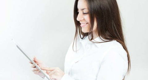 tablet kullanan beyaz yakalı kadın