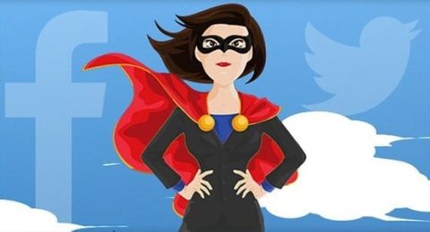 sosyal medya logoları önünde kadın kahraman