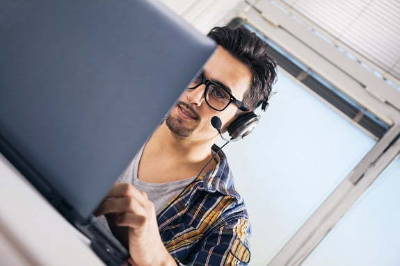 laptopla çalışan erkek